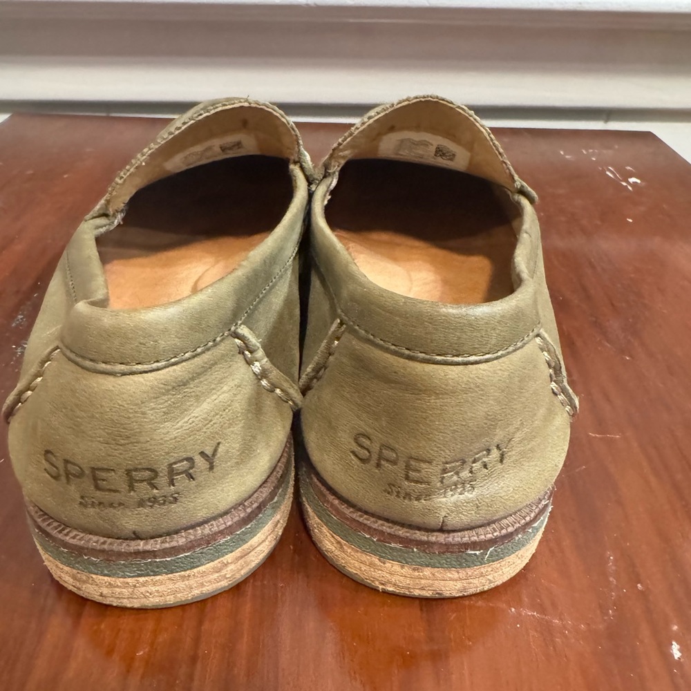Green women’s Sperry loafer size 7.5 - Picture 2 of 3